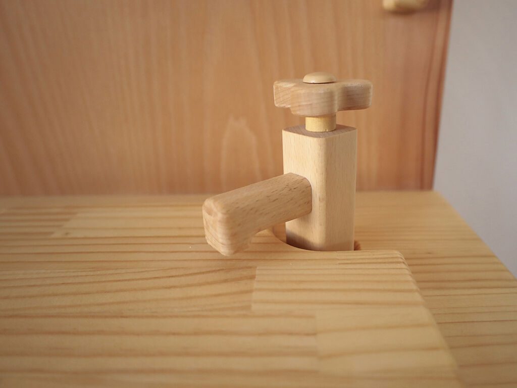 ひねって遊ぶことのできるおままごとキッチンの蛇口
