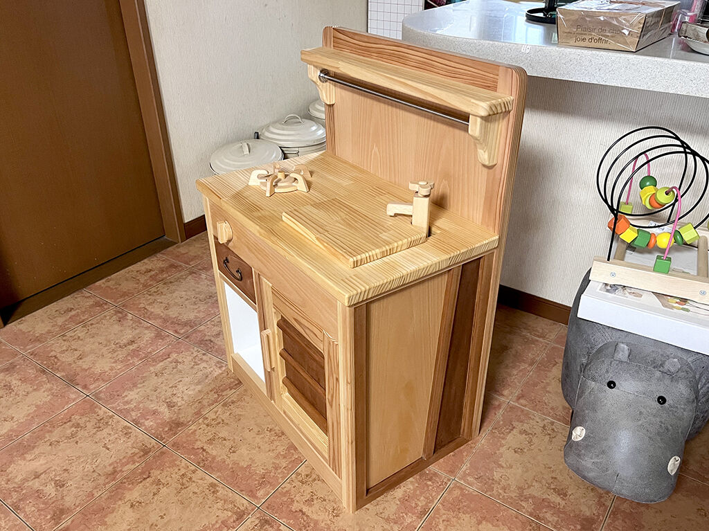 お客様のもとへお届けしたおままごとキッチン