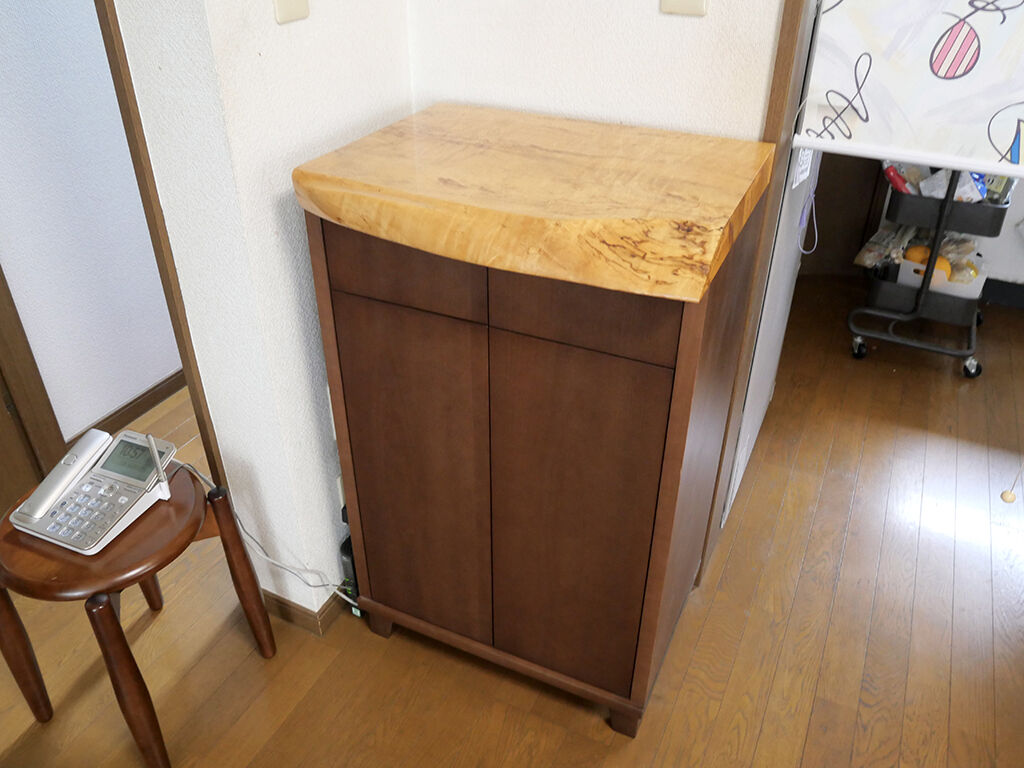 お客様のご自宅に納品したお仏壇用キャビネット