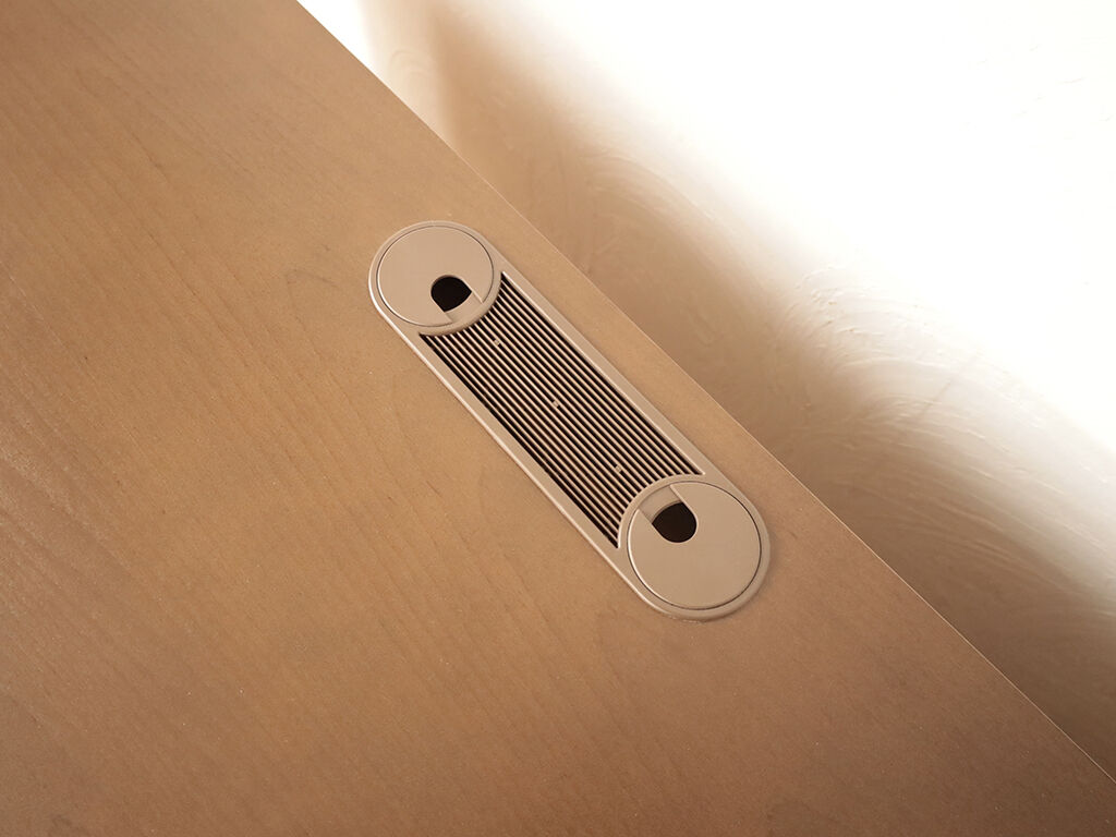 空気孔と配線孔が一体となっているパーツ