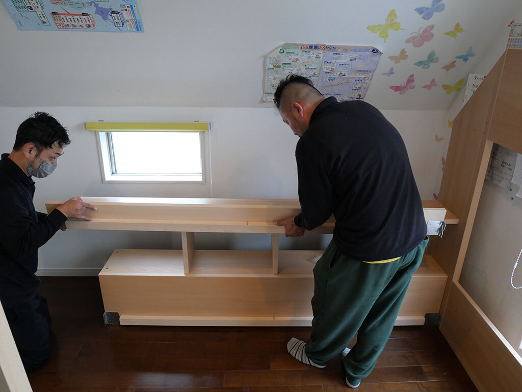 壁面側のベッドパーツの組み立て