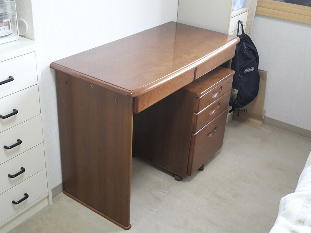 旦那様のお部屋に設置したリメイク後のデスク