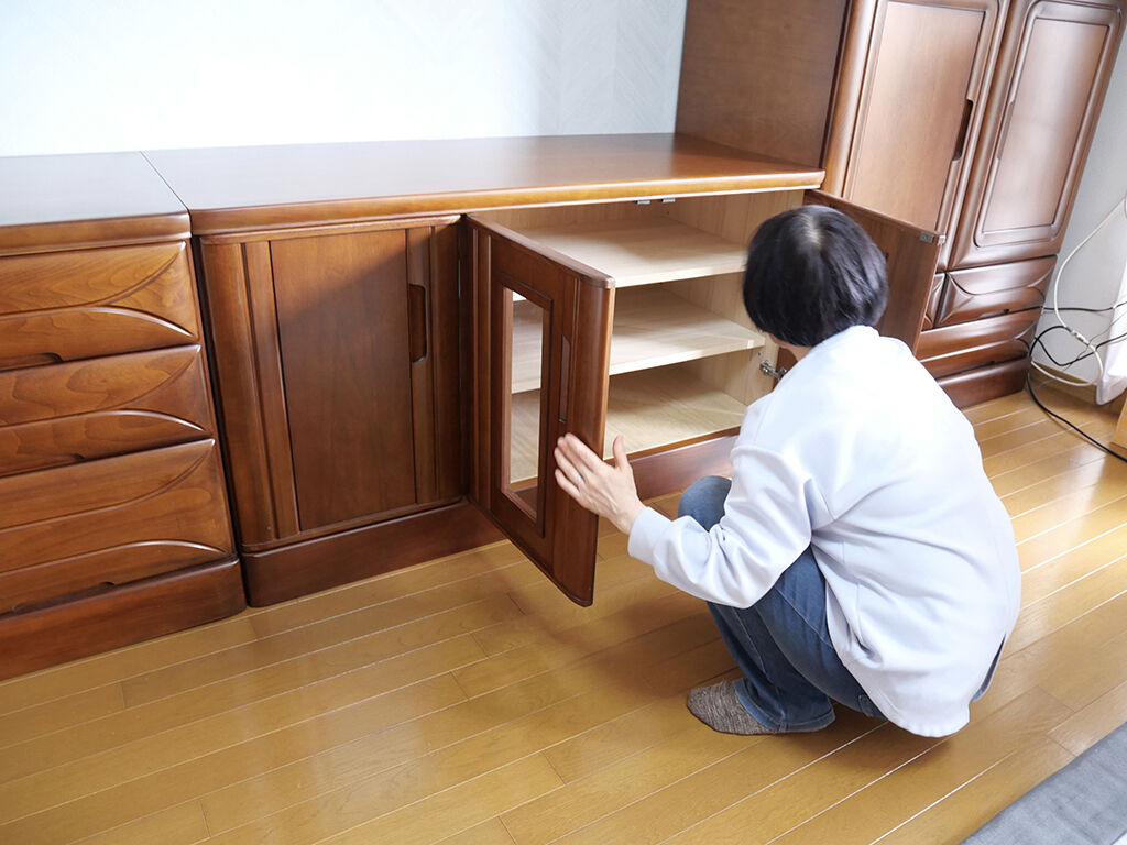 婚礼タンスからリメイクしたテレビ台をご覧になるお客様