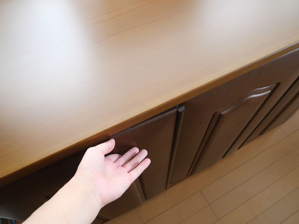 プッシュオープン式で開け閉めしやすい扉