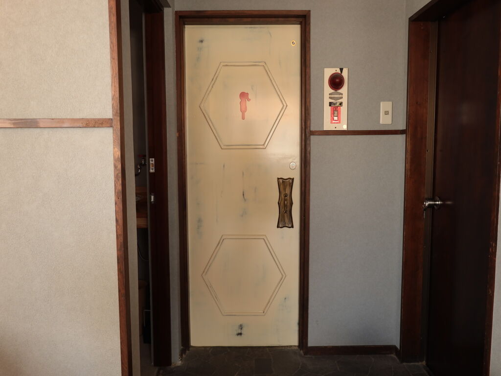 女子トイレ扉