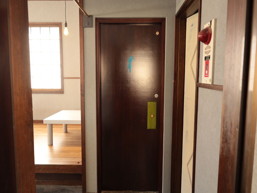 男子トイレの扉