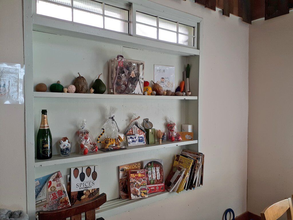 スープカレー屋の壁面収納