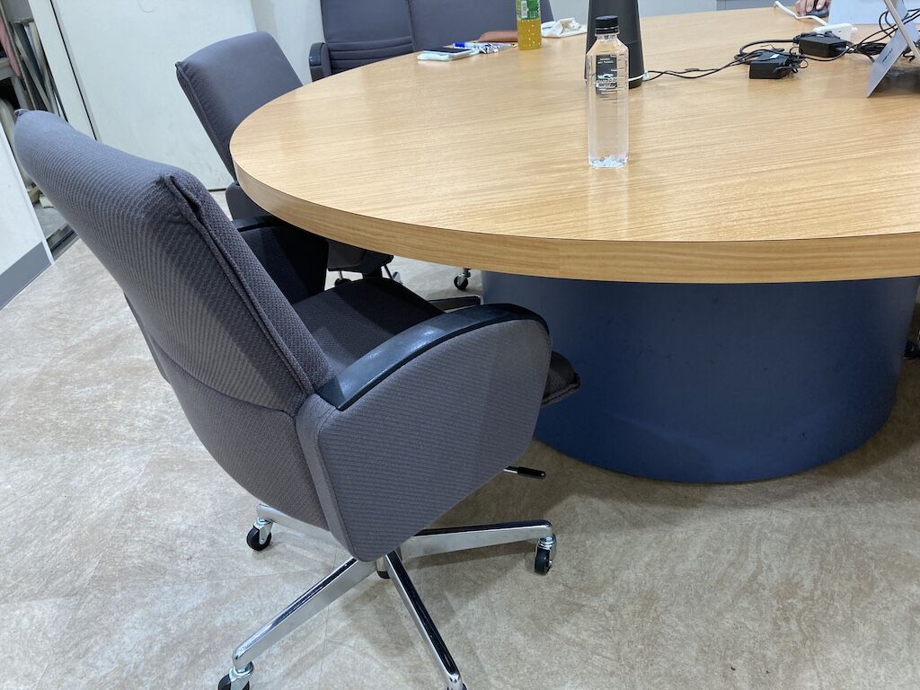 インタビュールームで元々お使いだった大型円卓