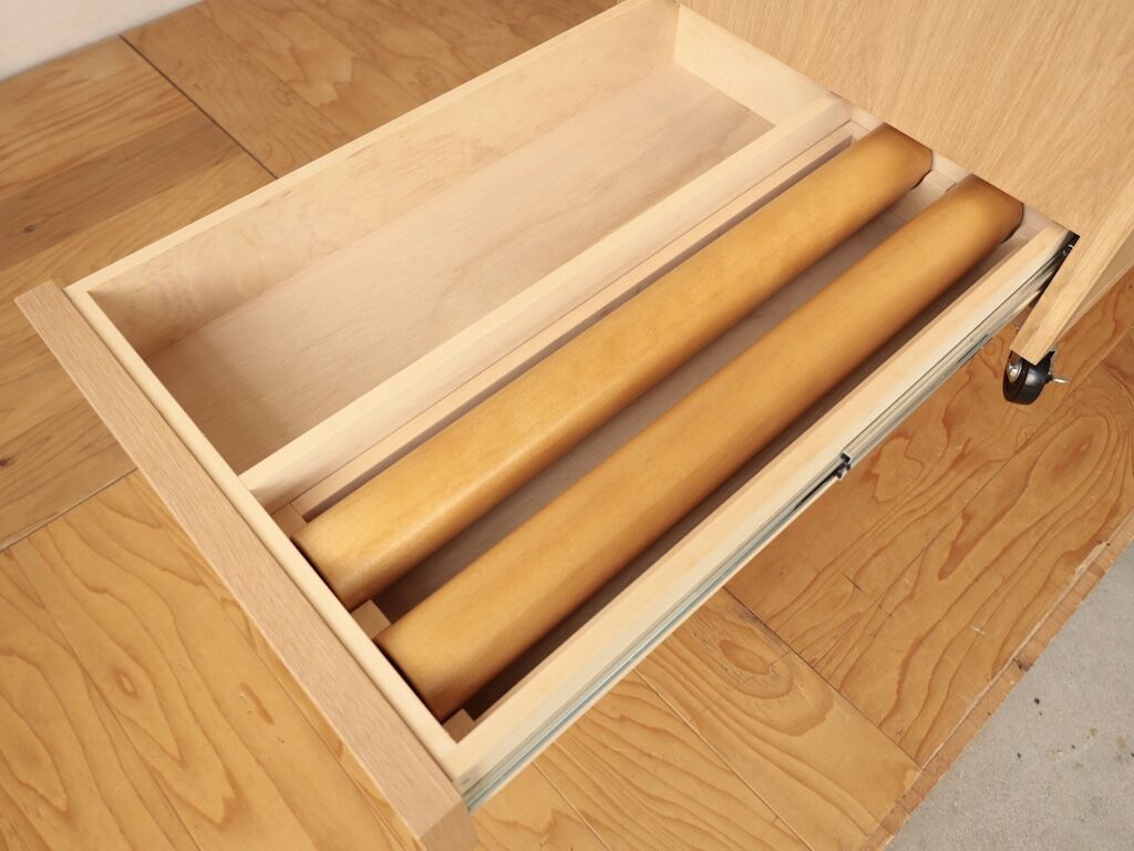 延長天板用の脚をしまえる引き出し