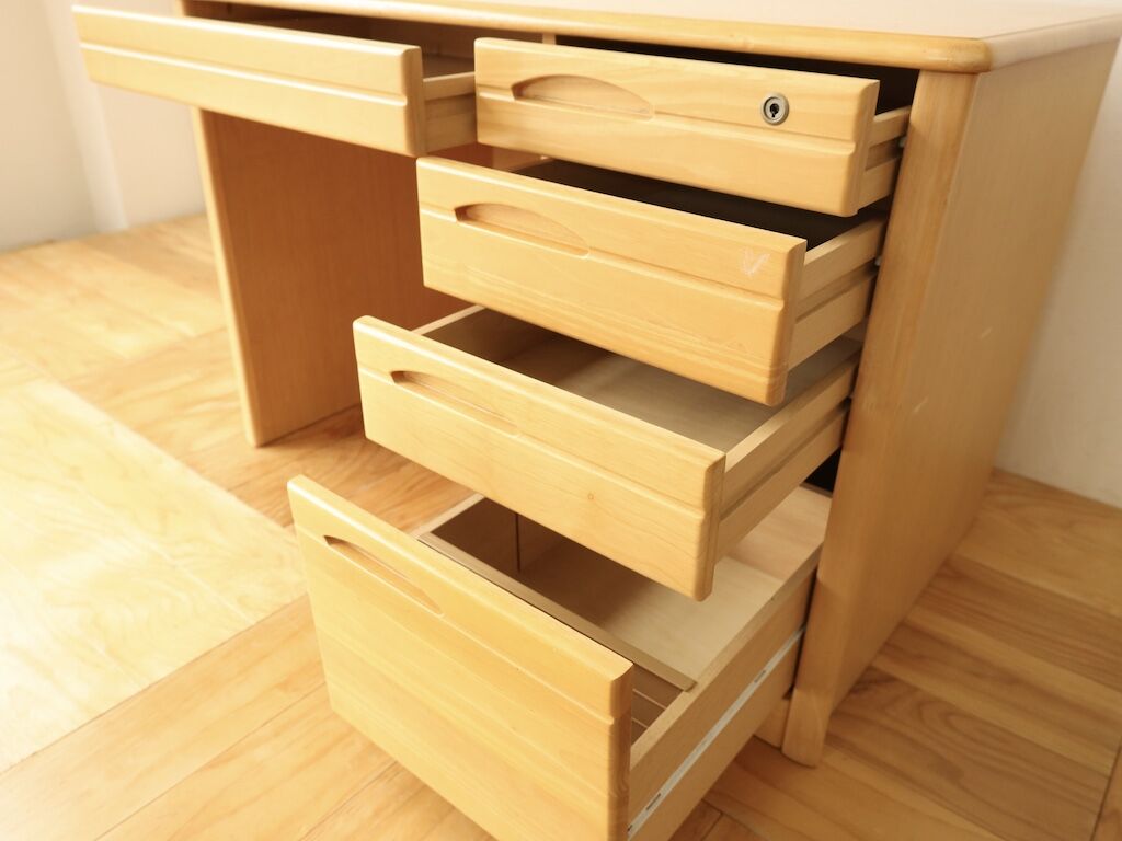 机と引き出しが一体となっている学習机
