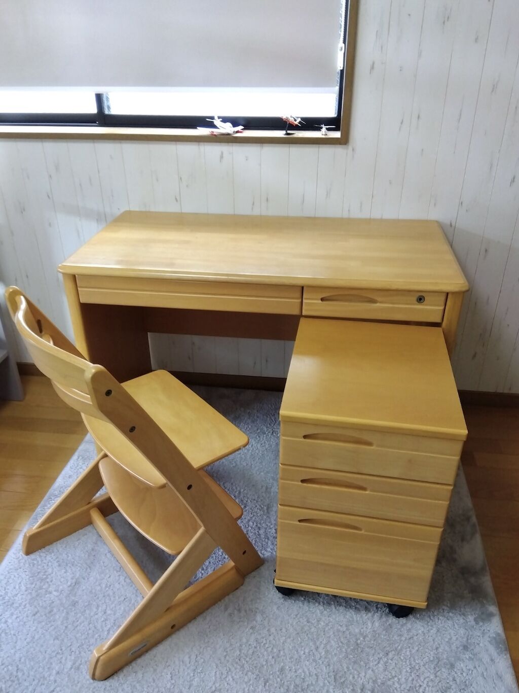 椅子をセットしたリメイク後のデスク&インワゴン