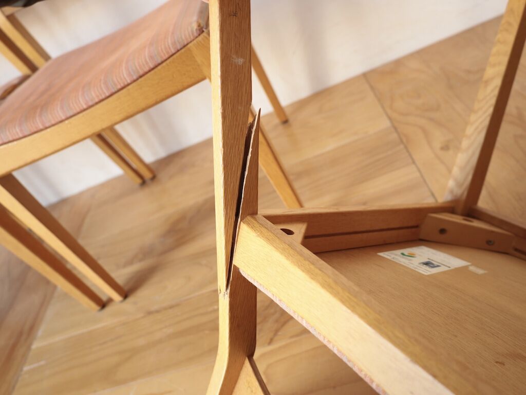 折れてしまっている椅子の脚