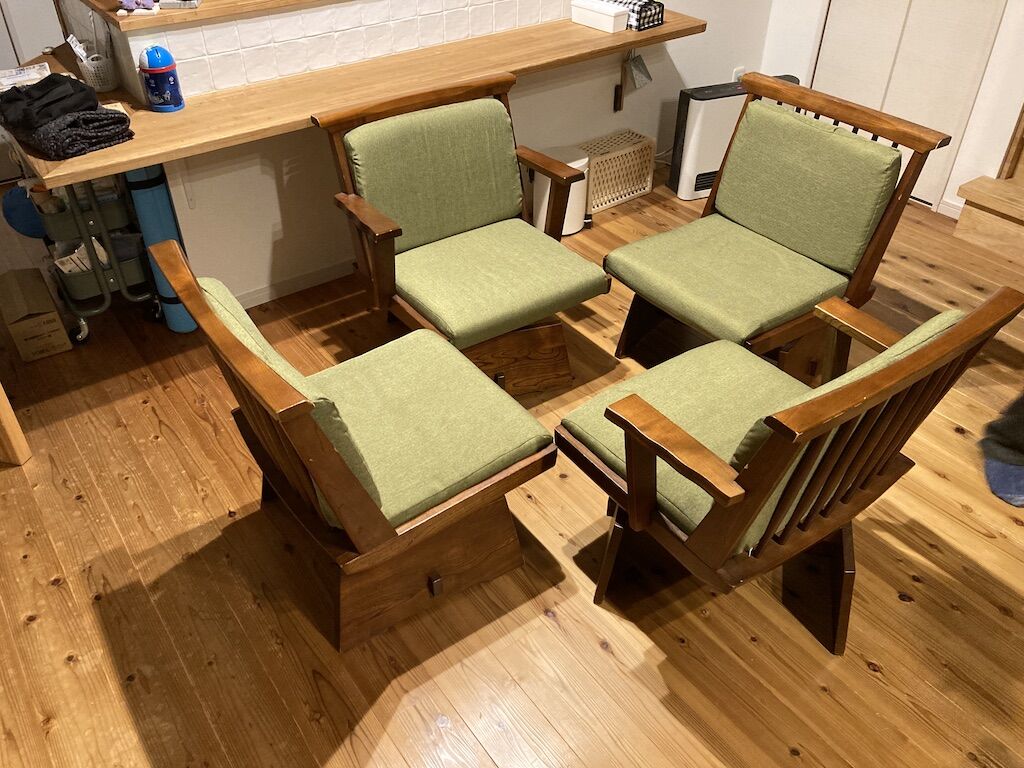 椅子の配置を考えている様子