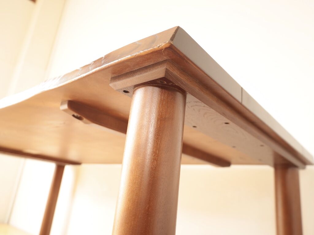 天板の目一杯外側に取り付けた脚