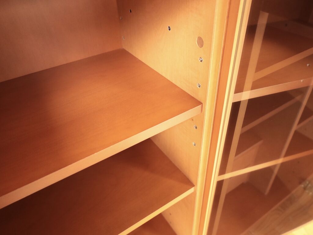お客様のご希望に合わせて可変ダボを入れた棚