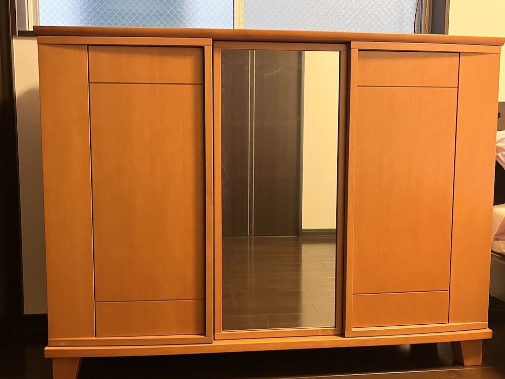 お客様の寝室ベッド横に設置したリメイク後のキャビネット