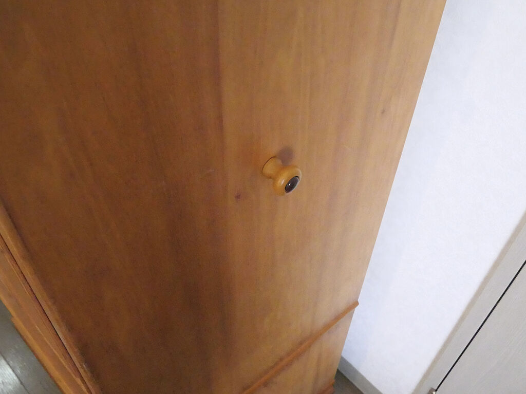 つまみを取り外せば壁に寄せて使うこともできるキャビネット