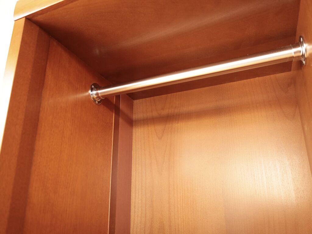 長めのコートやワンピースを掛けられるハンガーポール