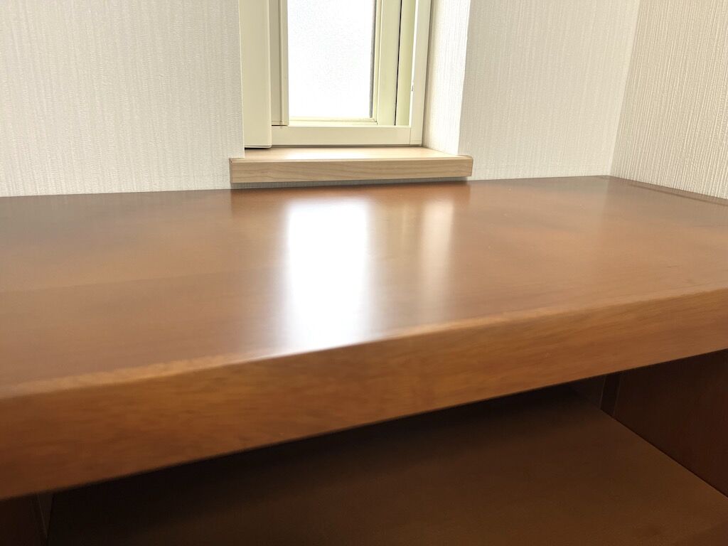 窓下にぴったりと収まっている収納棚