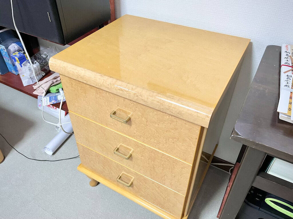 猫脚チェストをデスク横に納品