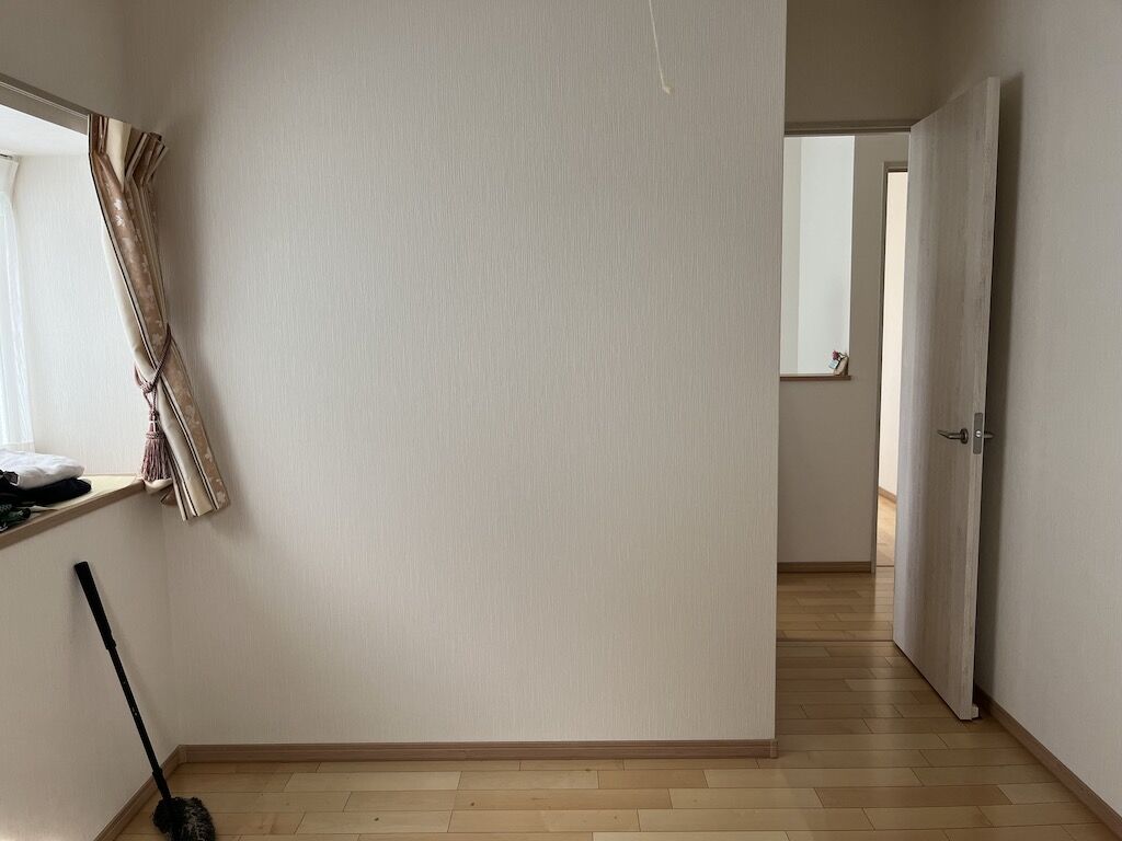 チェストを置きたいとご希望いただいた出窓下スペース(写真左側)
