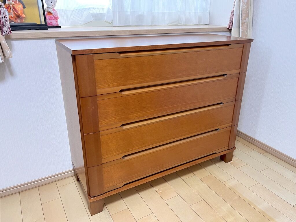 出窓下にぴったりサイズにリメイクしたチェスト