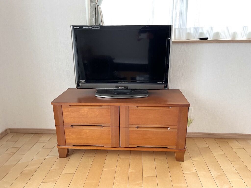 テレビを設置した婚礼タンスからリメイクしたテレビ台