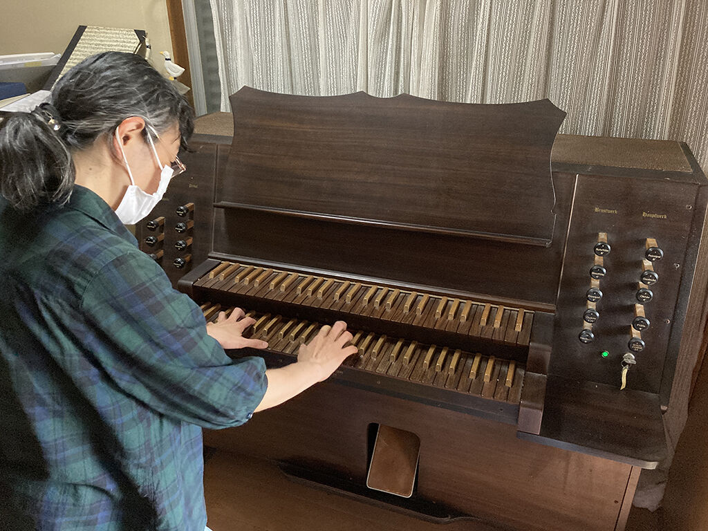 電子オルガンを演奏してくださった鏑木陽子さん