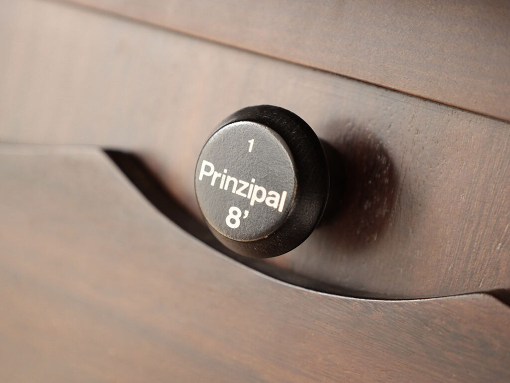 上部の扉の取っ手に配置した「1 Prinzipal8'」
