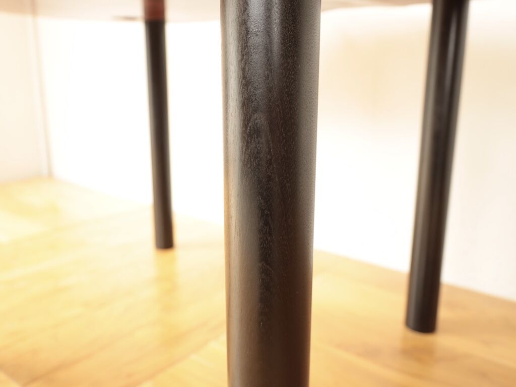 木目の透ける黒塗装