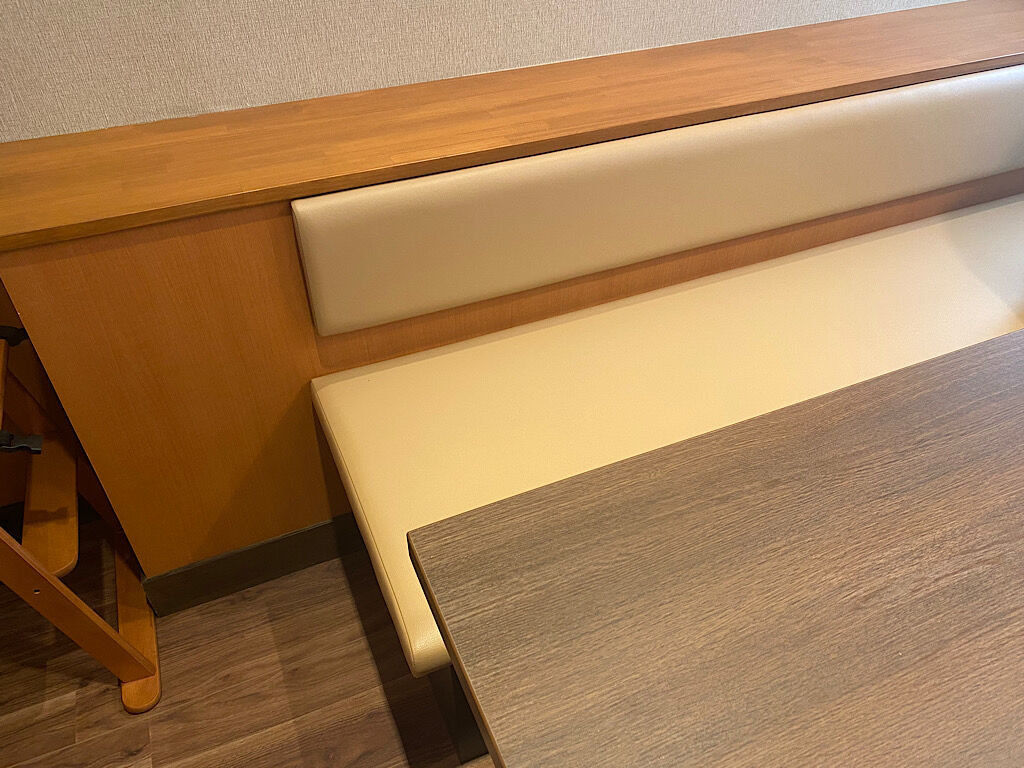 備え付けの棚に椅子の背もたれのクッションが着いている長椅子
