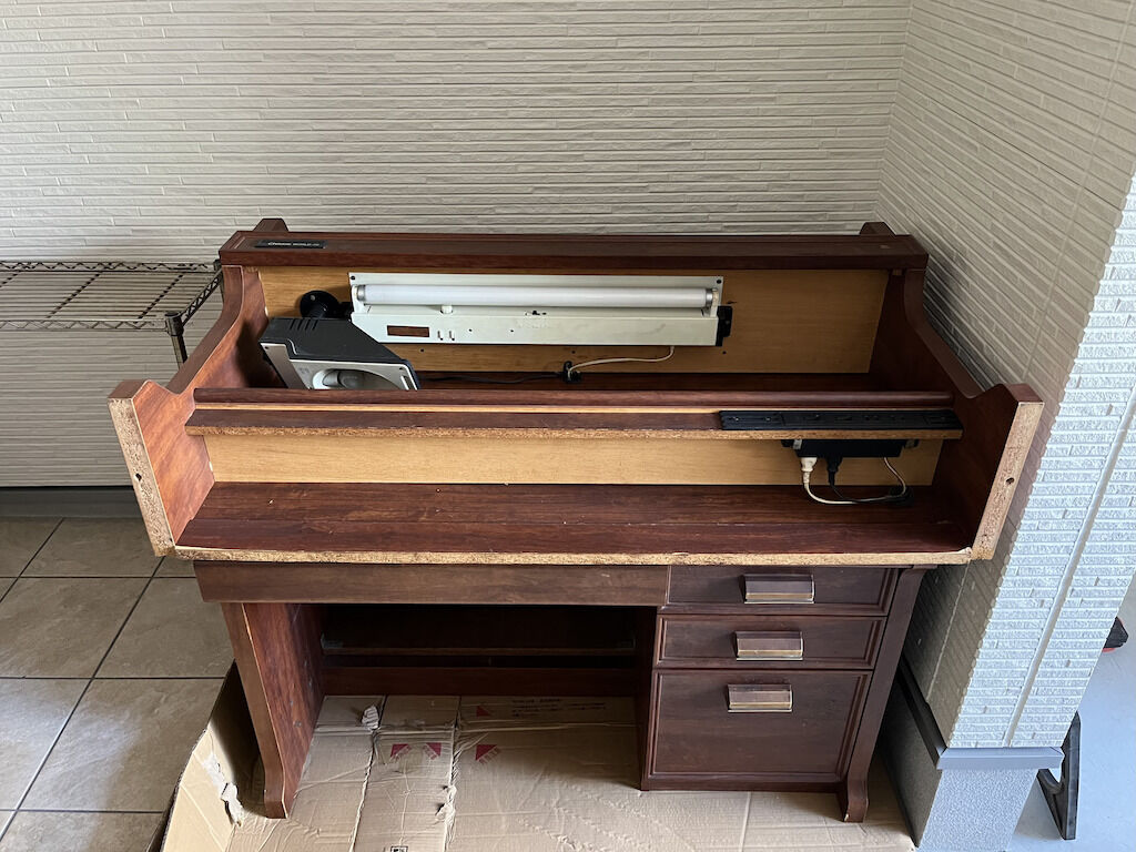 ご新居のお部屋に入らず玄関に置かれていた学習机