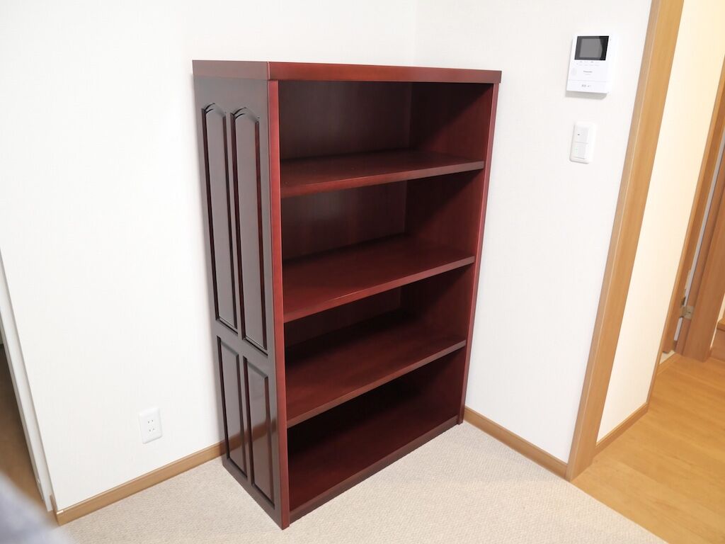 玄関入ってすぐのお部屋に設置したリメイク後の本棚