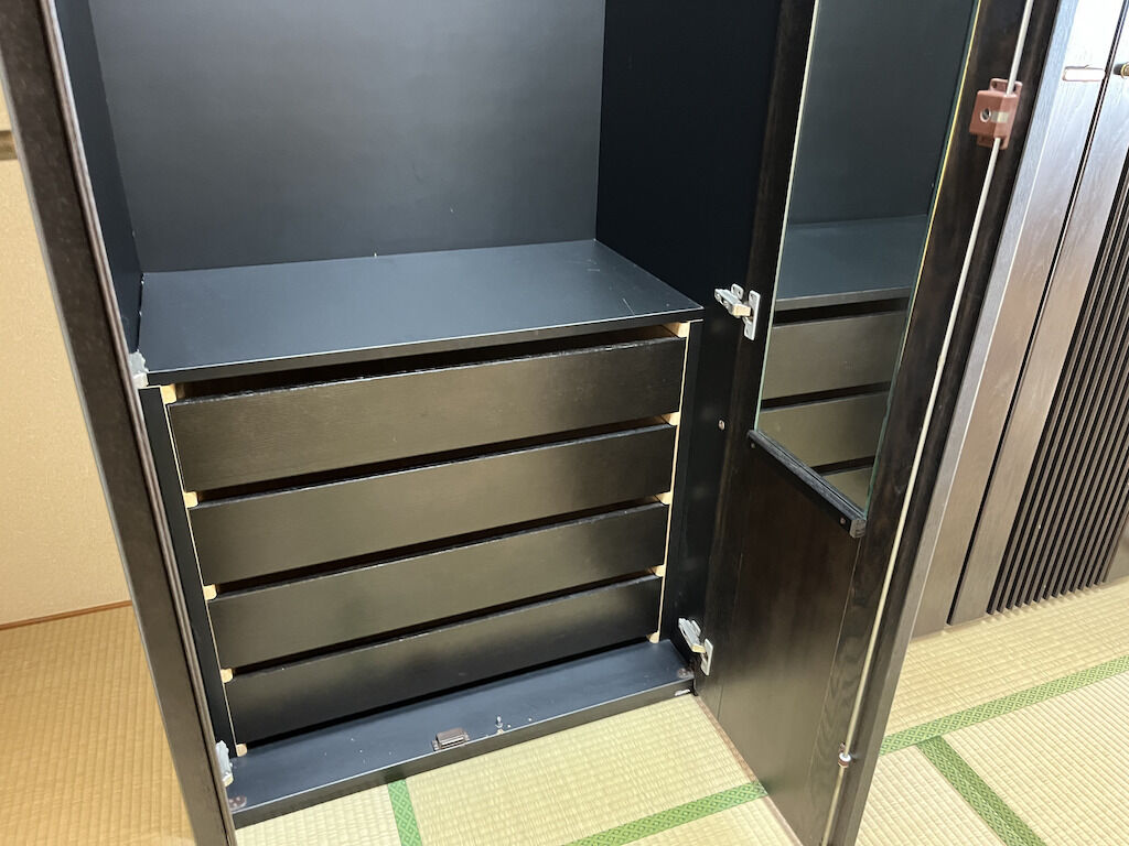 扉を開くと内部にある引き出し