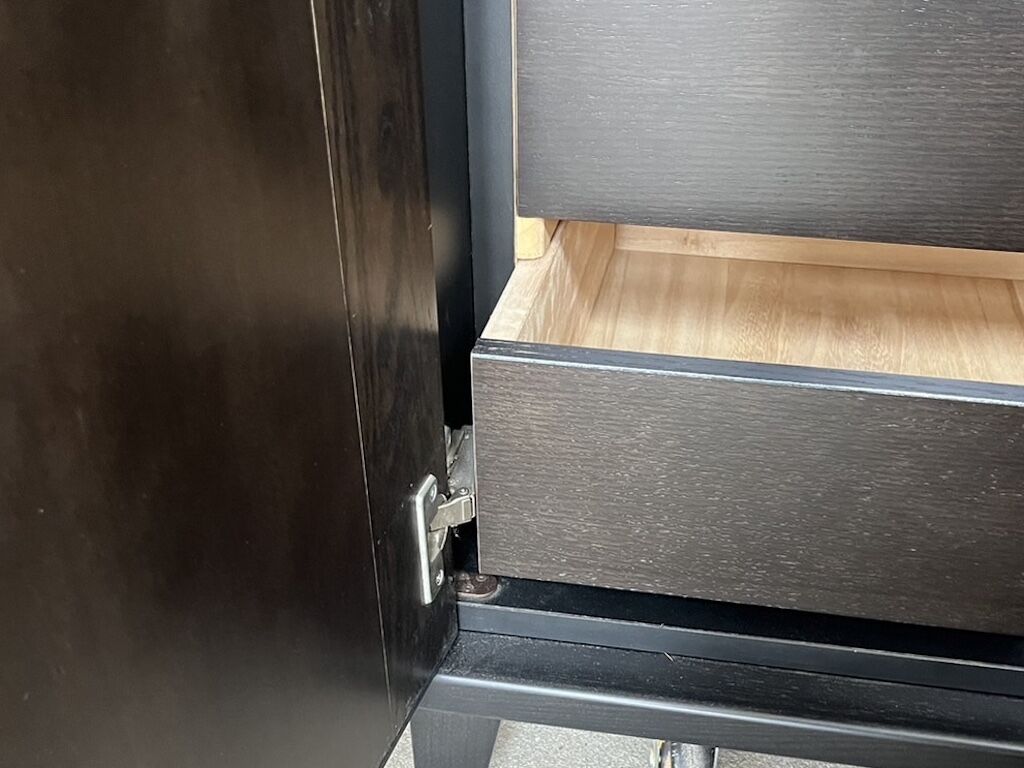 引き出しと蝶番の隙間が少ない