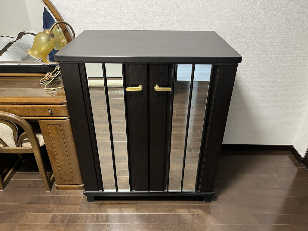 ドレッサーの隣に設置したリメイク後のキャビネット