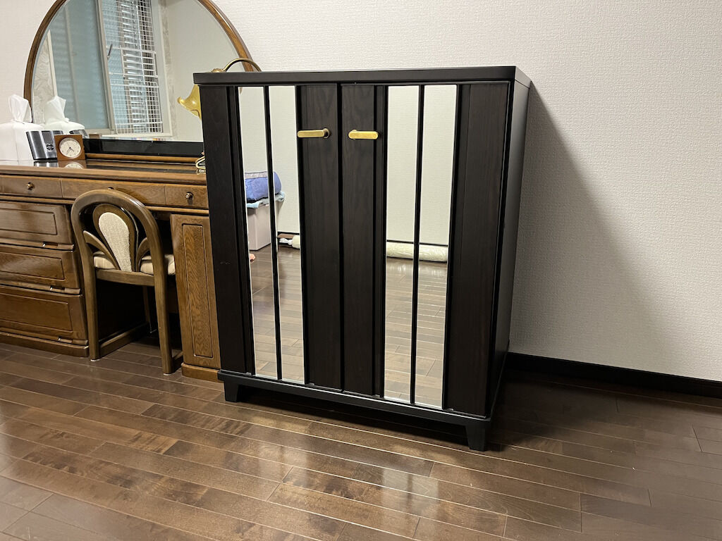新しいお部屋で活躍するリメイクしたキャビネット