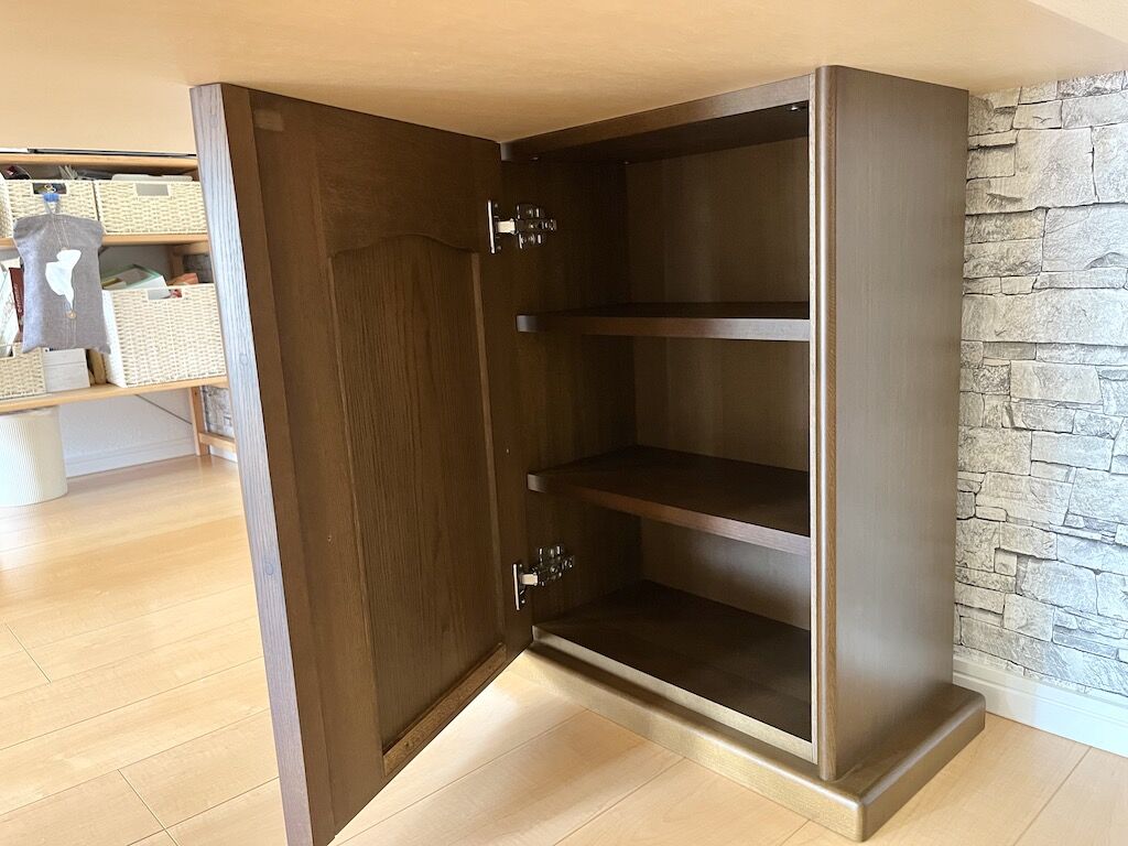 内側に開く収納棚の扉