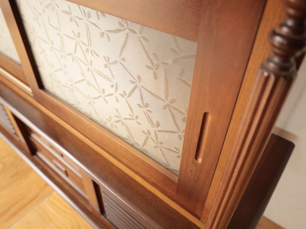 建具の昭和ガラスを活かしたテレビ台の戸
