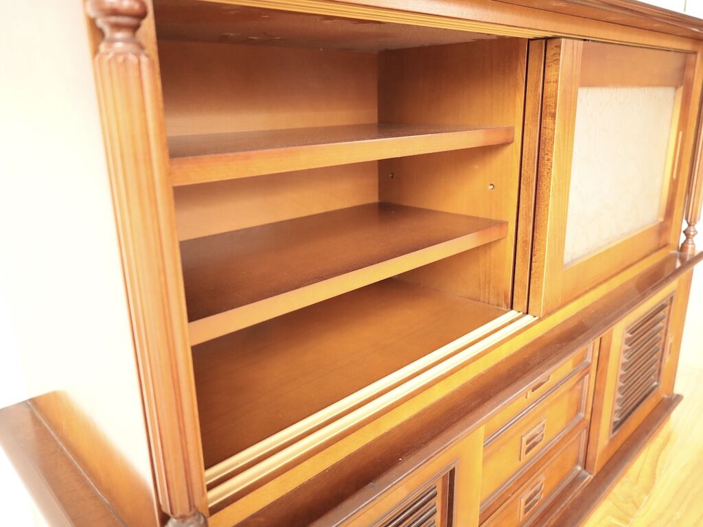 テレビ台として使いやすいよう内部の棚を作り直し