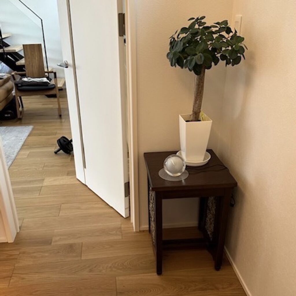 植木鉢やライトを置く台としてお使いいただいているサイドテーブル