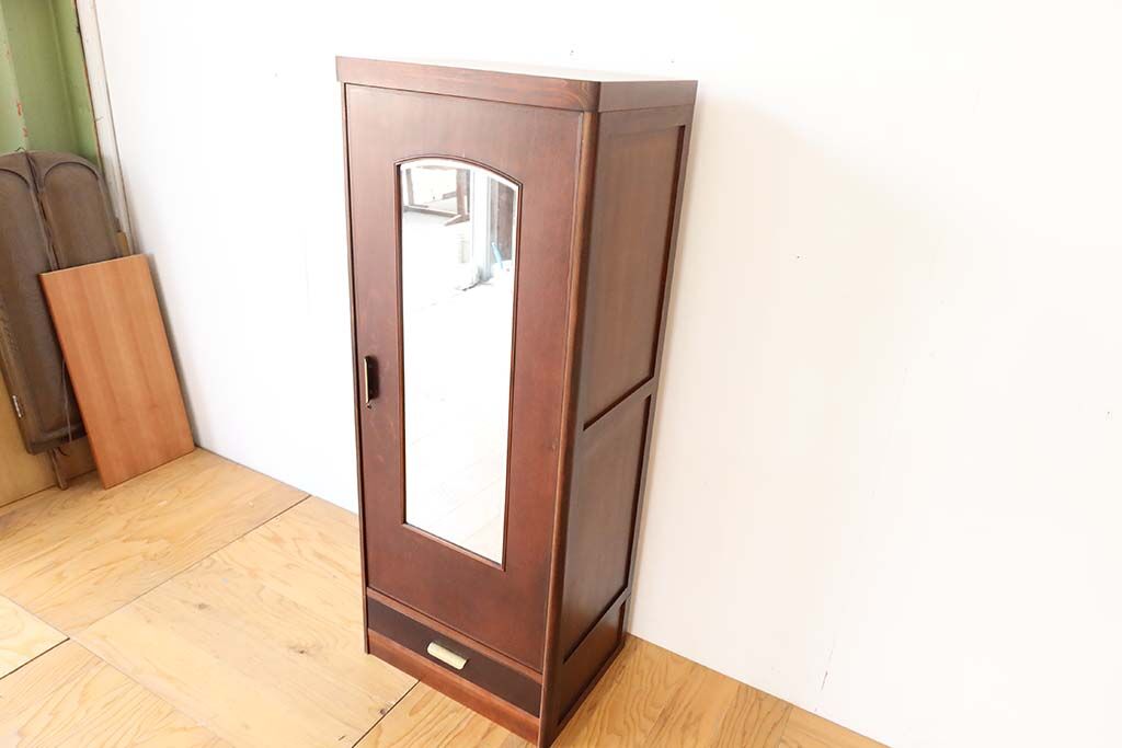 磨かれて鏡がピカピカになったタンス