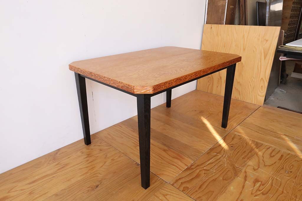 屋久杉のテーブルの全体