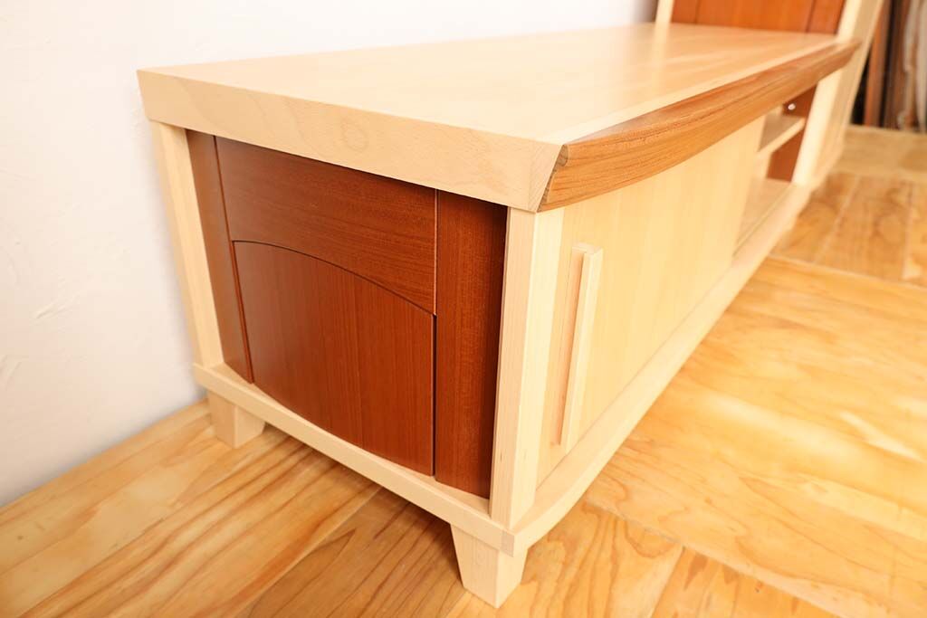 ツートンになっているテレビ台の側面