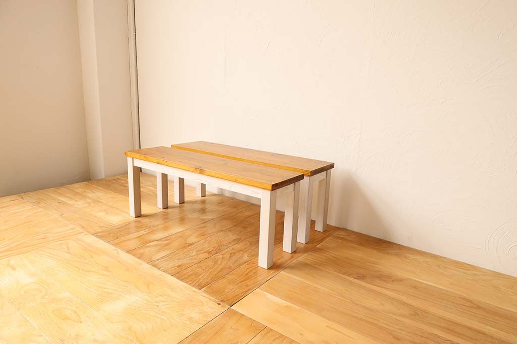 同じサイズに作られたベンチ2台