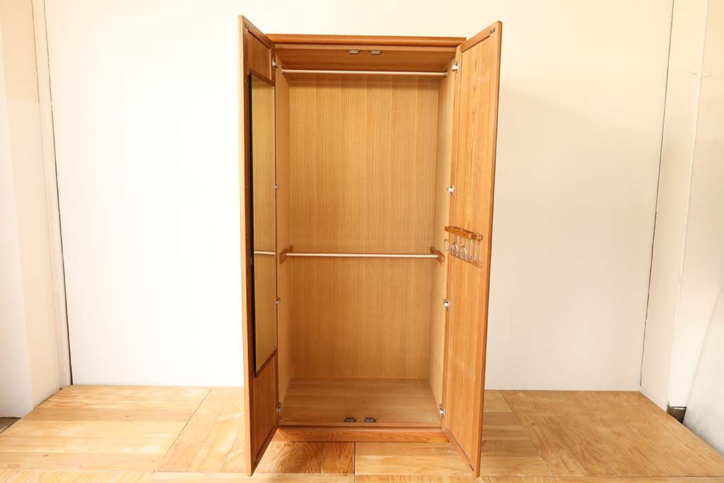ネクタイ掛けと鏡の位置を差し替えました