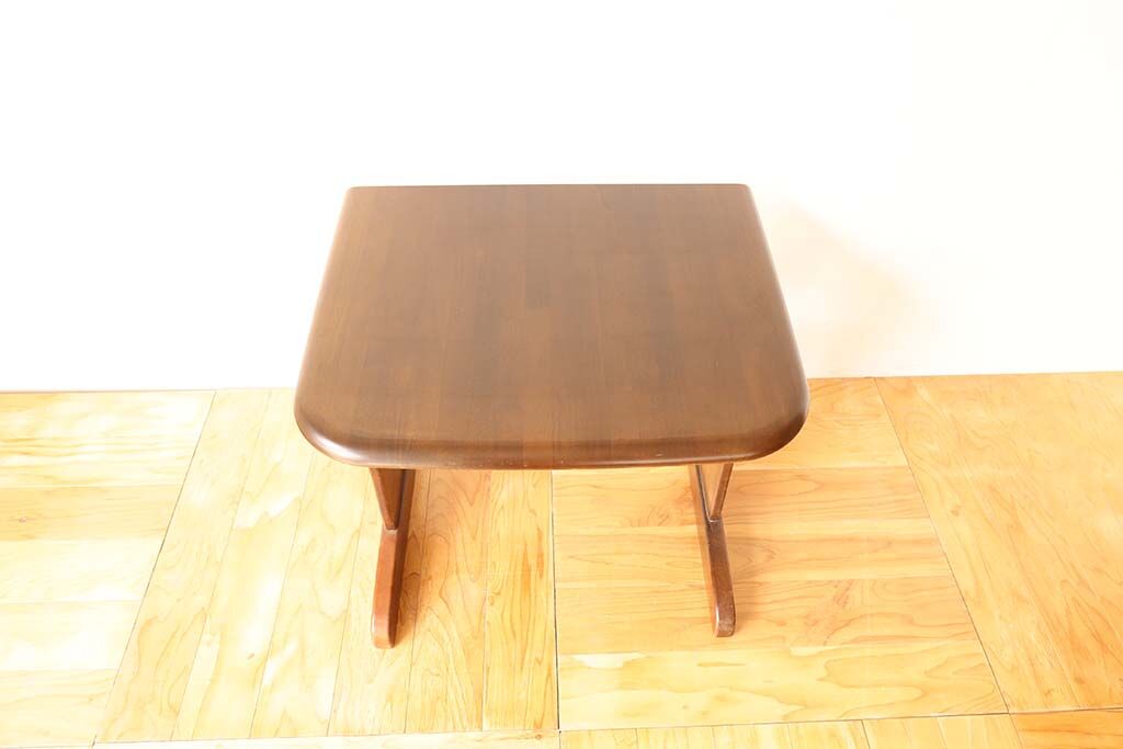 片面をカットした二人掛けテーブル