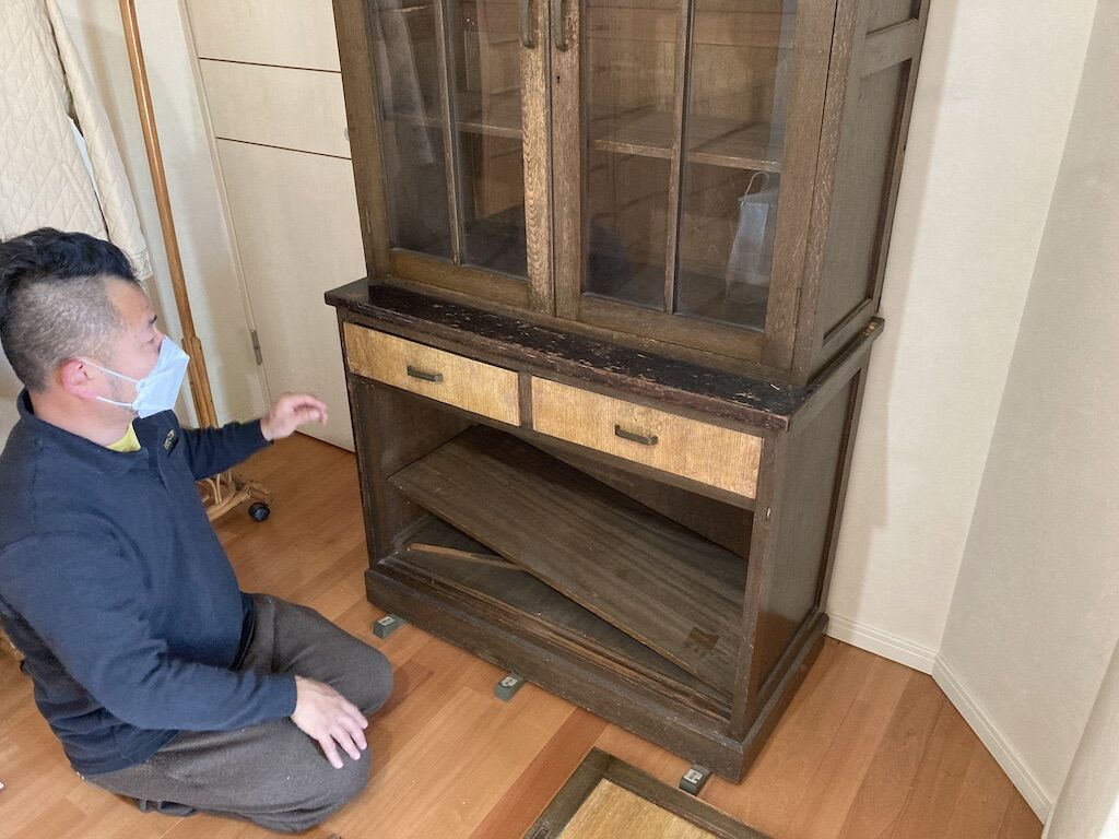 棚板がのせられなくなっていた本棚下部