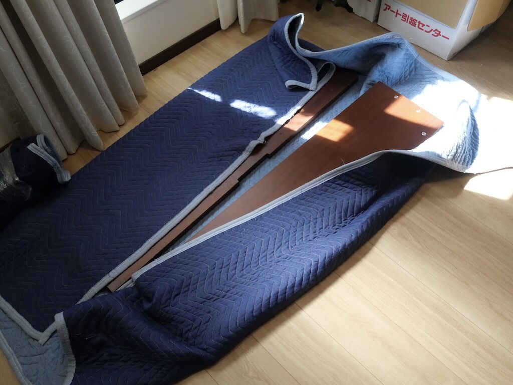 分解してお客様のご自宅2階に搬入したデスク