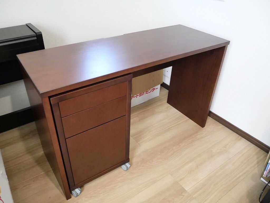 お部屋で組み立てたパソコンデスク